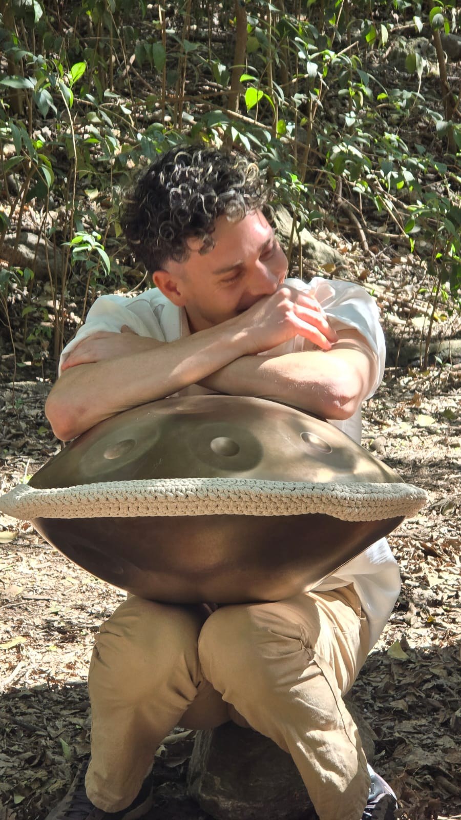 Facundo con su handpan en el bosque