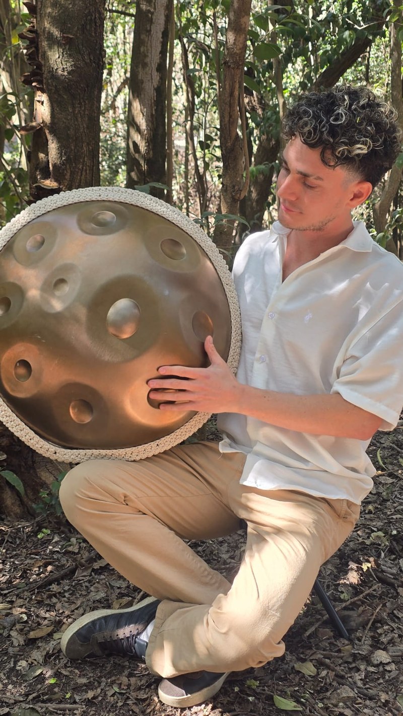 Facundo con handpan en la naturaleza