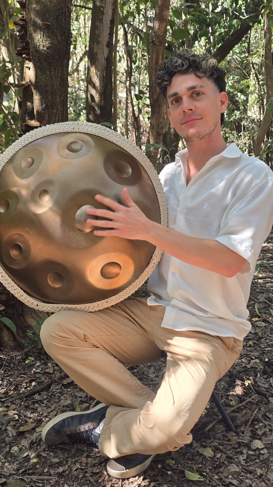 Facundo Cipriani Bayard con su handpan en la naturaleza