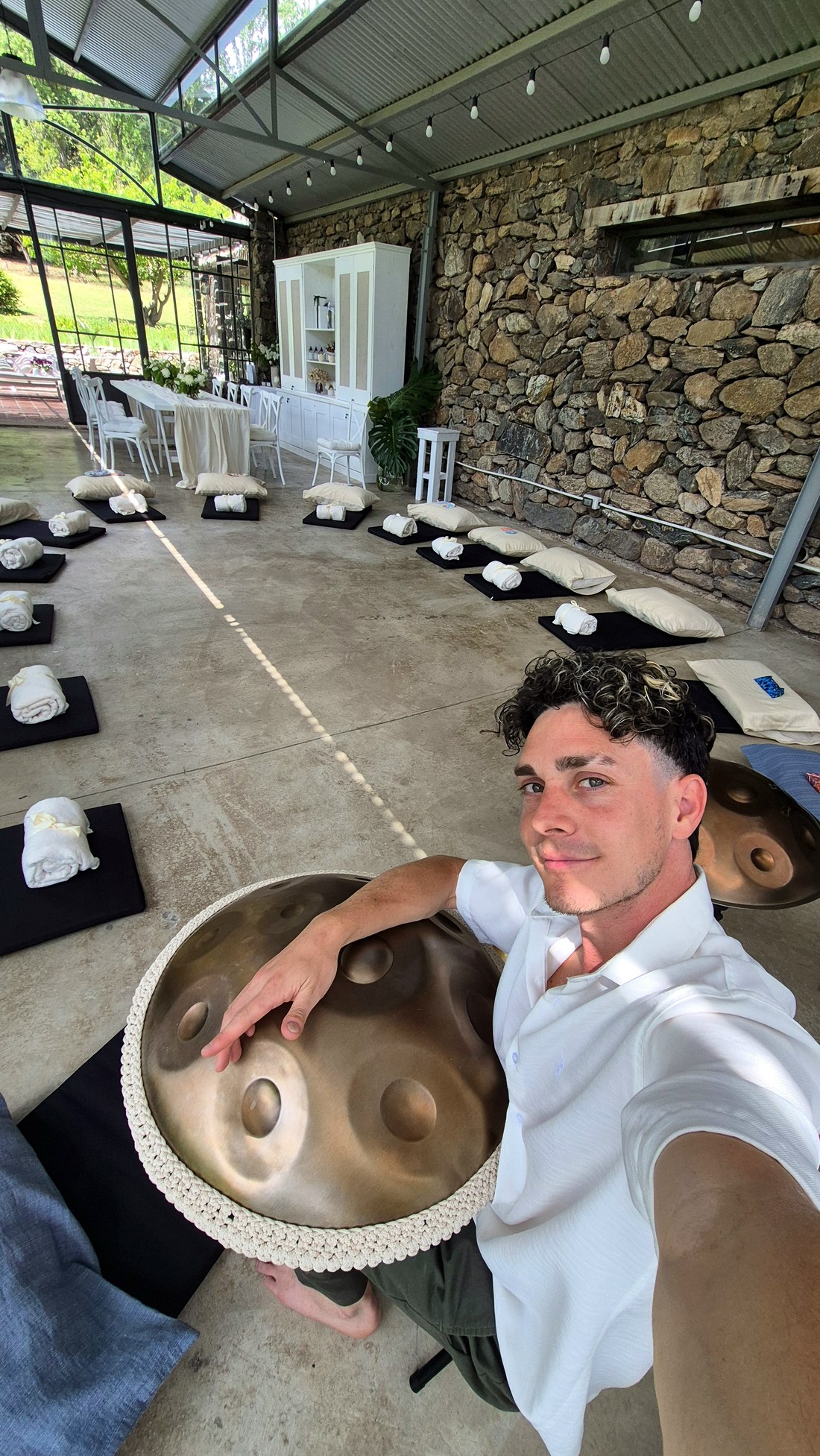 Facundo con handpan en el espacio de Latidos del Alma