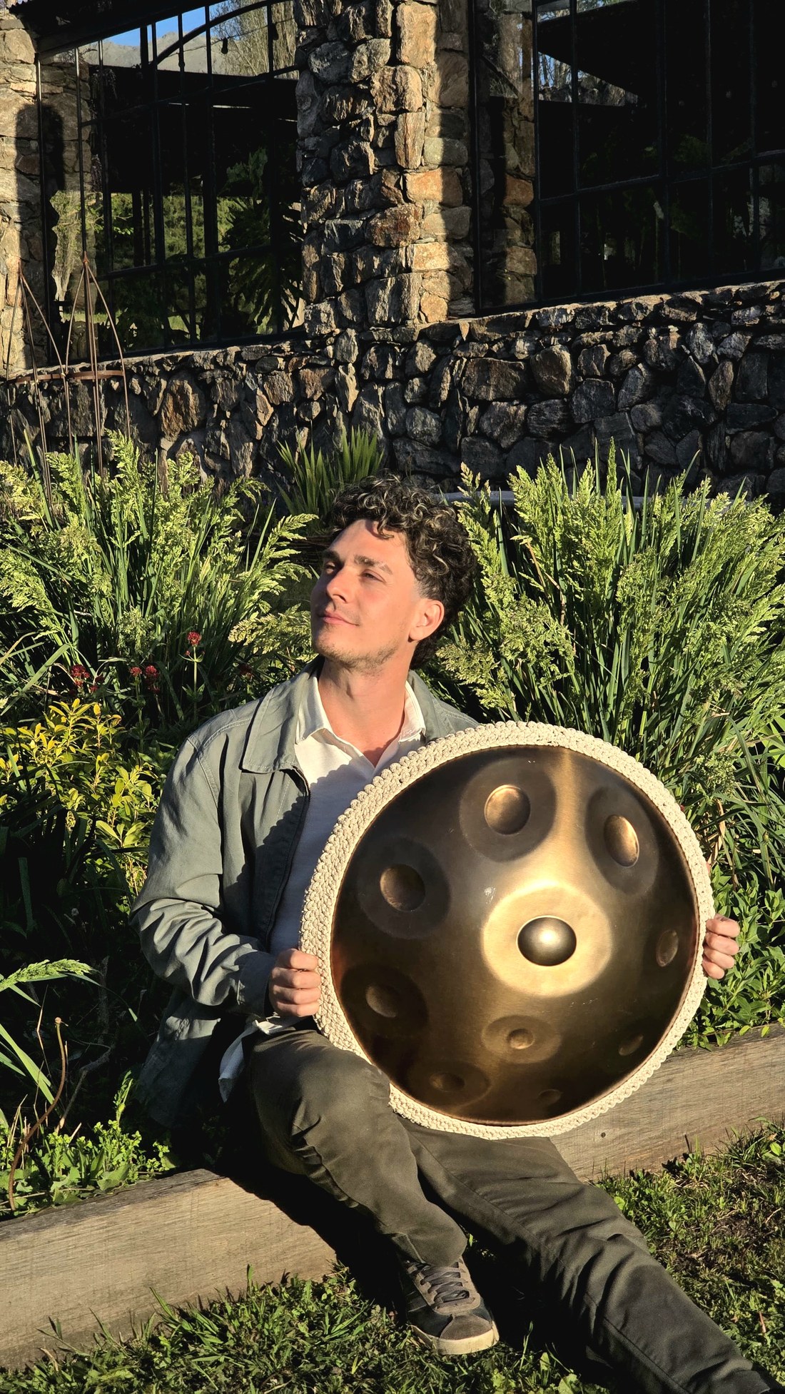 Facundo Cipriani Bayard en el jardín al atardecer